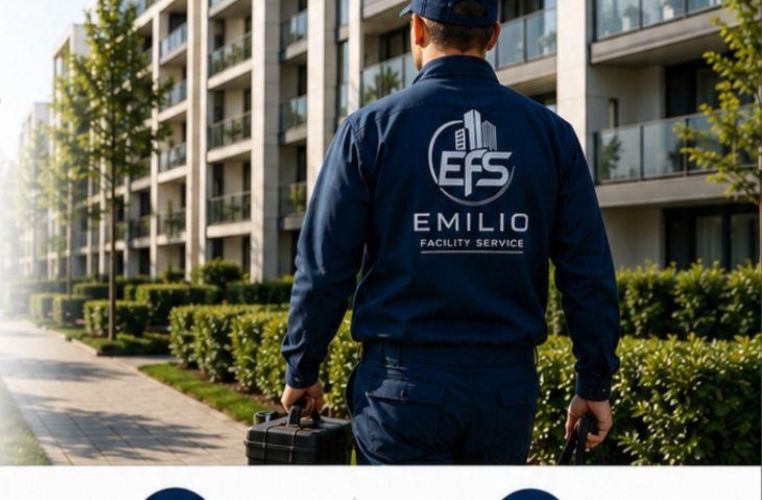 EFS Mitarbeiter mit Logo auf dem Rücken vor einer modernen Wohnanlage
